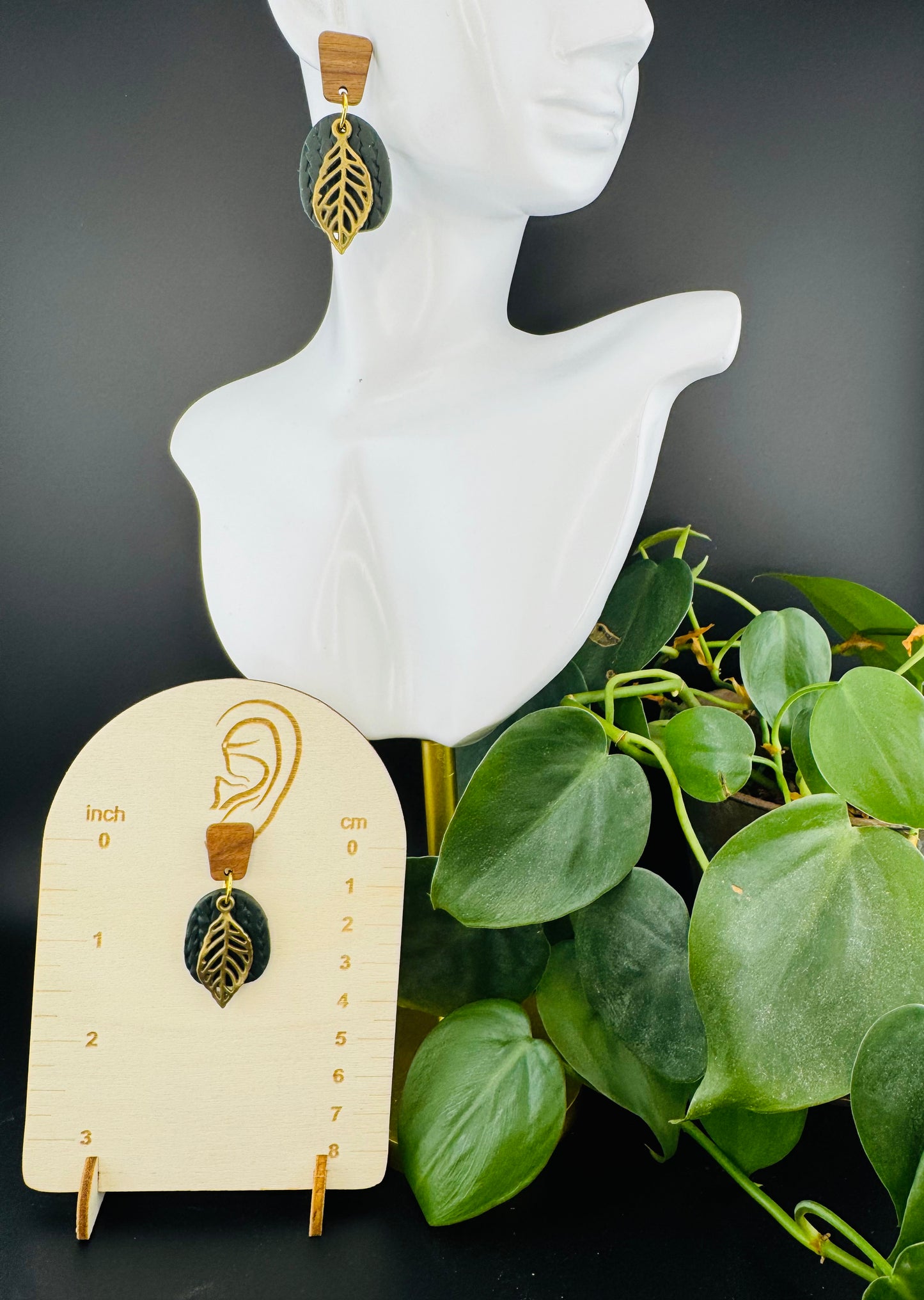 Evergreen Arch with Leaf Charm